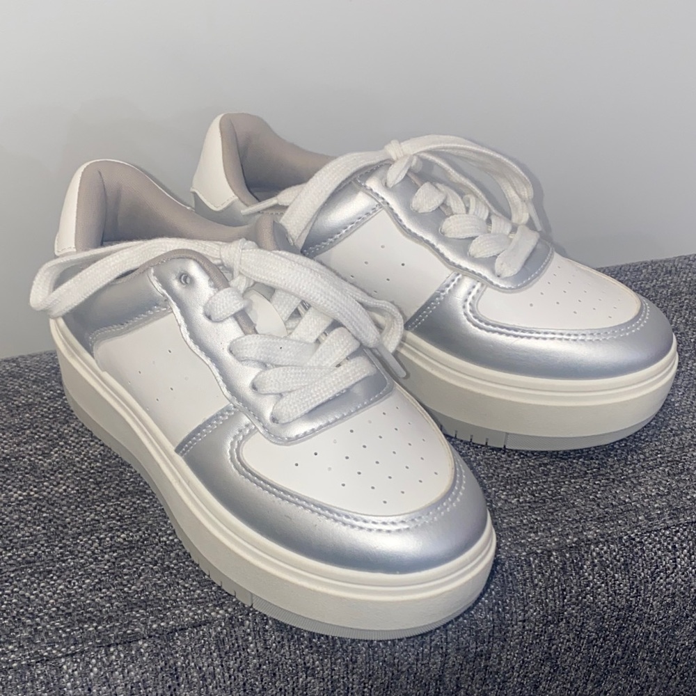 Steve Madden Girls Toddler White and Silver‎ Platform Sneakers Size 13 NWOT